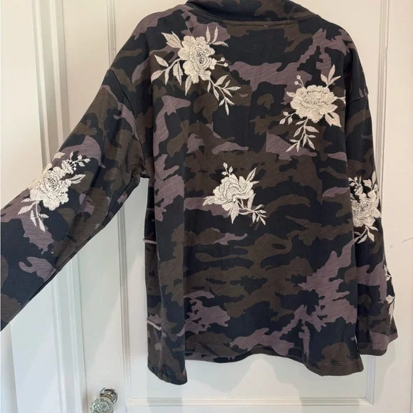 Johnny Was - Camo Sweatshirt - Santal Turtle Neck - Size M - Picture 2 of 4